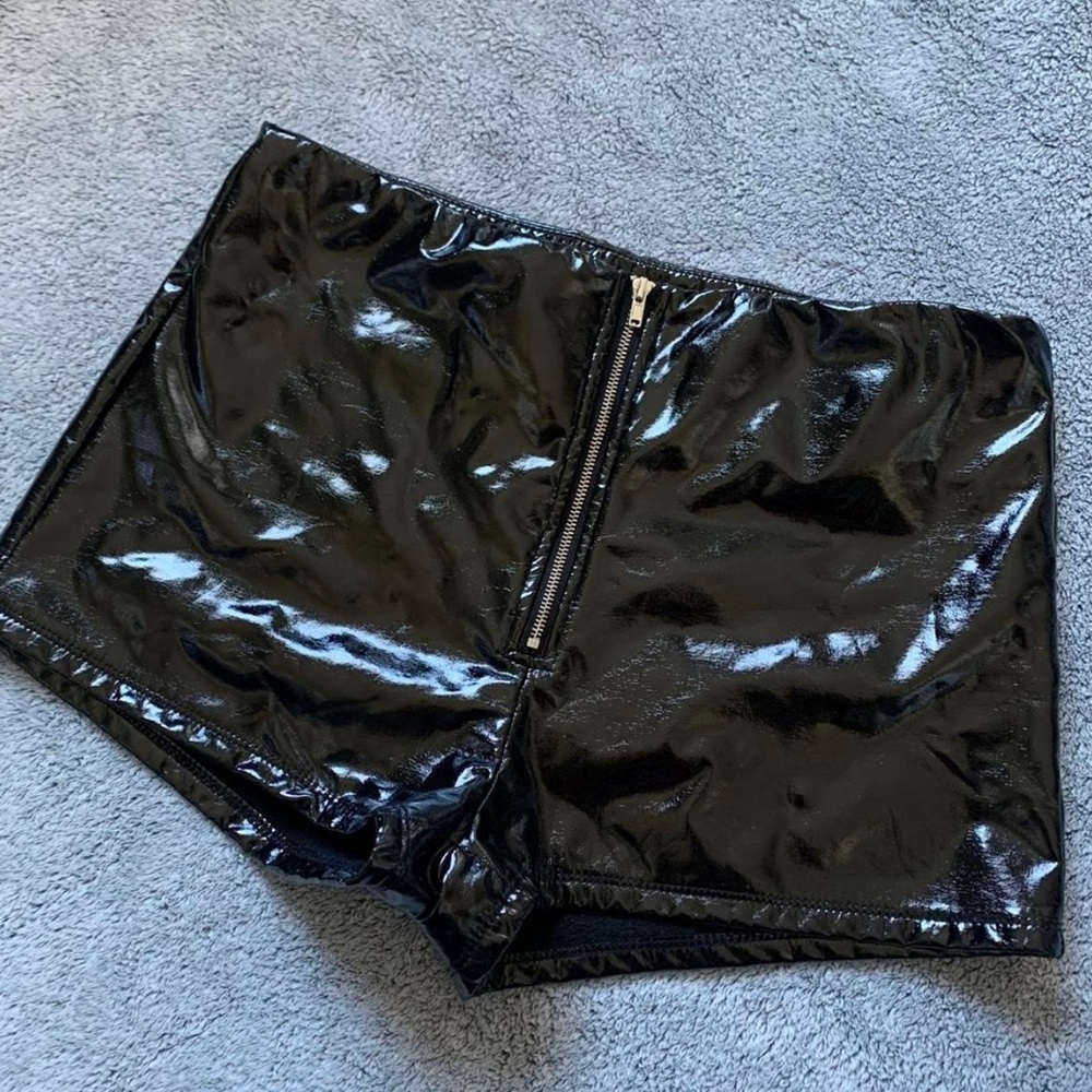 Black vynil zipper shorts